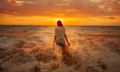 девушка волны берег горизонт море закат