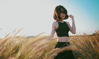 девушка в поле в траве трава