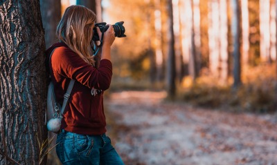 девушка фотограф в лесу