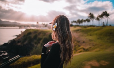 девушка волосы цветок берег