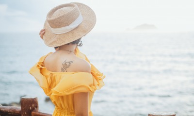 девушка в платье на море шляпа тату