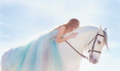 девушка платье лошадь белая