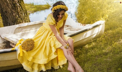 девушка платье желтое лодка