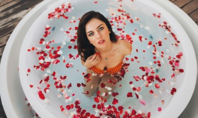 девушка бассейн лепестки розы брюнетка