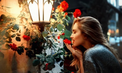 девушка фонарь улица цветы