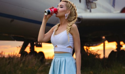 девушка самолет coca-cola