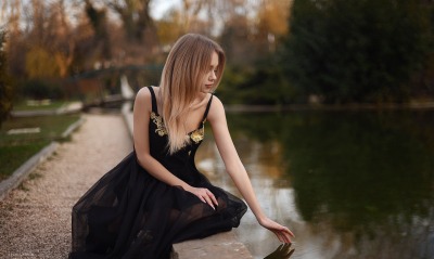 девушка милая платье водоем рука в черном