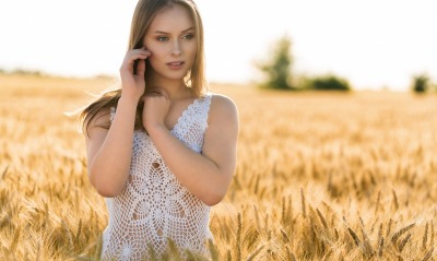 девушка в поле в платье колоски