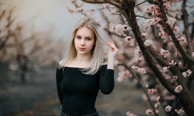 девушка блондинка ветви цветение