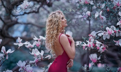 девушка платье ветви цветы кудрявая блондинка