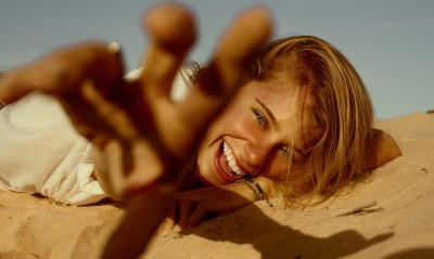 девушка на пляже песок жизнерадостная девушка счастье