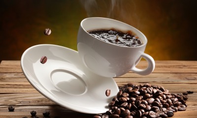 Падающая чашка кофе