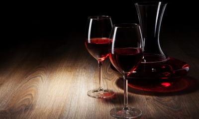 красное вино бокалы графин