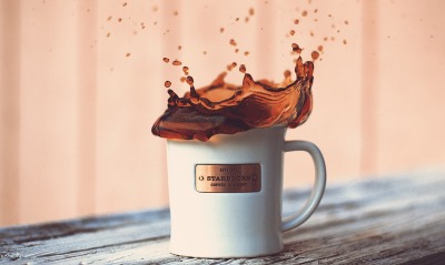 Чашка брызги кофе