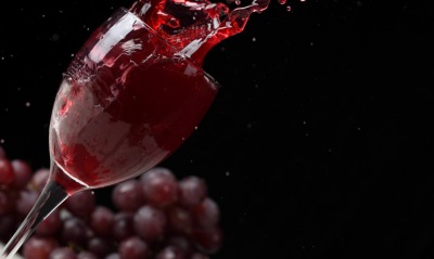 бокал вино разливающееся