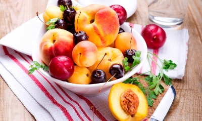 Фрукты персики абрикосы сливы в тарелке
