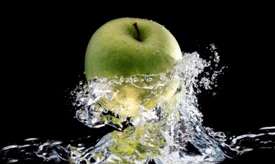 Яблоко летящее в воду