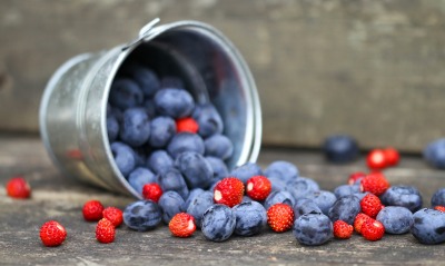 еда ягоды земляника черника ведро food berries strawberries blueberries bucket