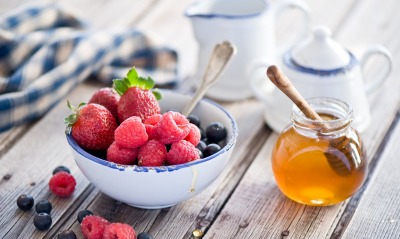 ягоды тарелка мед доски