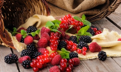 ягоды малина ежевика красная смородина плетеная корзина мешковина