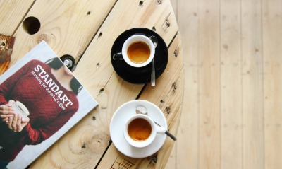 кофе блюдце чашки журнал деревянные доски