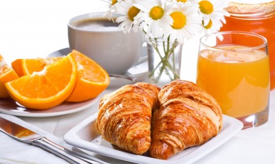 круасаны апельсины сок кофе завтрак ромашки