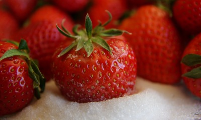 клубника ягоды спелая сахар