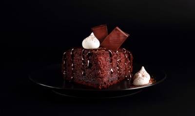 торт пирог шоколад тарелка черный фон
