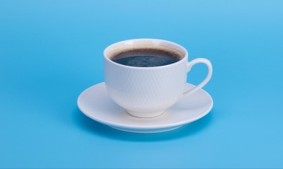 чашка синий фон блюдце кофе