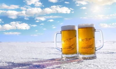 пиво бокалы снег ясный день