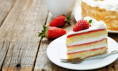торт клубника ягоды кусочек тарелка