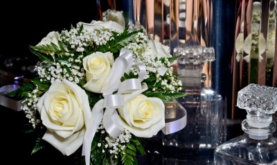 Белый розы на столе