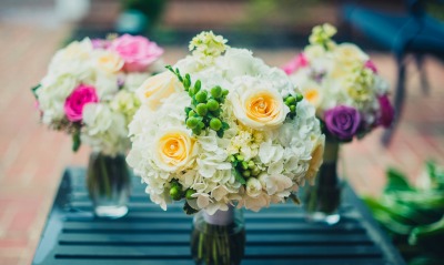 букеты свадебные розы вазы