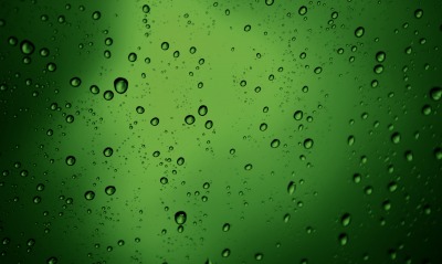 Капли на зеленом стекле