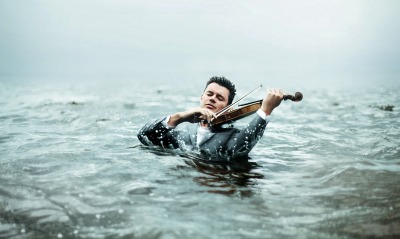 Мужчина со скрипкой в воде