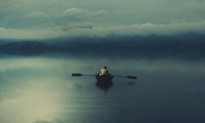 Мужчина в лодке туман