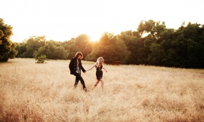 Пара гуляющая по траве
