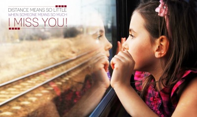 скучающая девочка в окне поезда