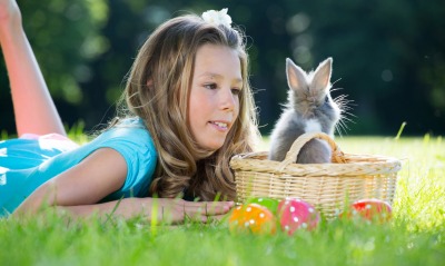 девочка сс кроликом на лужайке