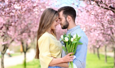 парень с девушкой весна букет цветов сакура цветение