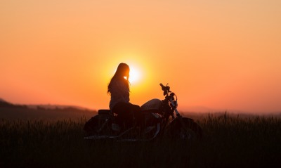 девушка мотоцикл закат силуэт