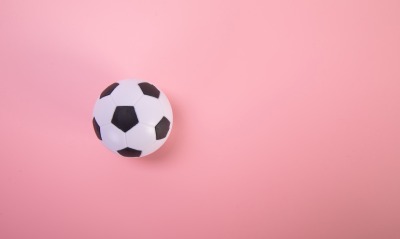 мячь, розовый фон