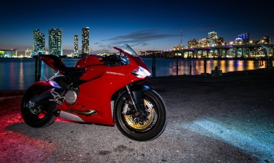 Мотоцикл красный на берегу