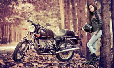 девушка мотоцикл осень листья деревья