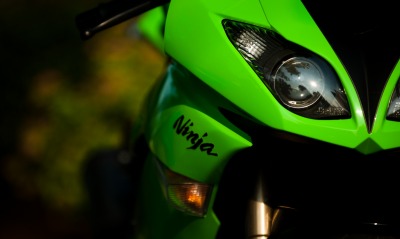 Зеленый мотоцикл kawasaki ninja