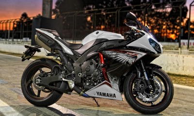белый мотоцикл Yamaha YZF-R1