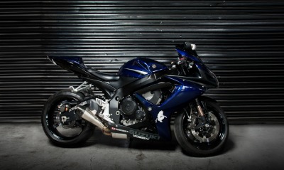 синий мотоцикл suzuki gsx r1000