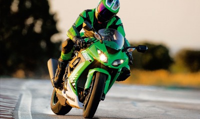 мотоцикл зеленый гонщик