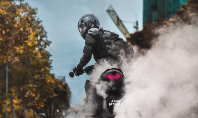 мотоциклист, дым