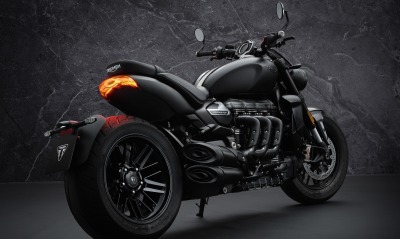 мотоцикл triumph черный вид сзади